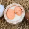 Bougie parfum pêche dans coquille d'œuf en jesmonite