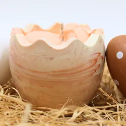 Bougie parfum pêche dans coquille d'œuf en jesmonite