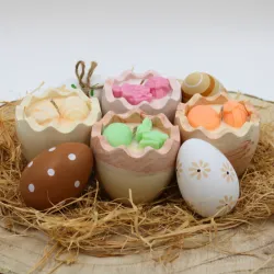 Bougie parfum pêche dans coquille d'œuf en jesmonite