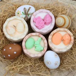 Bougie parfum pêche dans coquille d'œuf en jesmonite