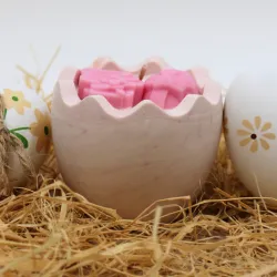 Bougie parfum fleur de coton dans coquille d'oeuf en jesmonite