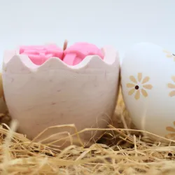 Bougie parfum fleur de coton dans coquille d'oeuf en jesmonite