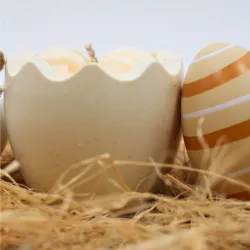 Bougie parfum Vanille gourmande dans coquille d'oeuf en jesmonite