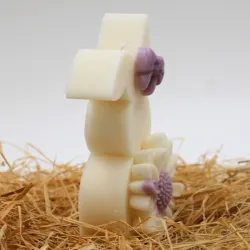 Bougie parfumée lapin de pâques pour fêter le printemps, couleur blanc/violet