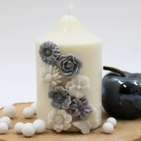 Bougie parfumée ornée de fleurs et papillon