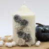 Bougie parfumée ornée de fleurs et papillon