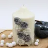 Bougie parfumée ornée de fleurs et papillon