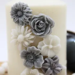 Bougie parfumée ornée de fleurs et papillon