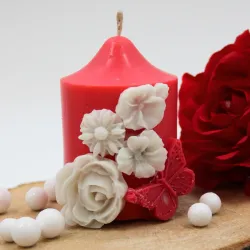 Bougie parfumée ornée de fleurs et papillon