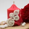 Bougie parfumée ornée de fleurs et papillon