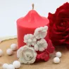Bougie parfumée ornée de fleurs et papillon