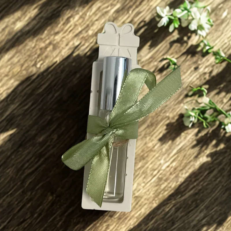 Idée cadeau maitresse, atsem ou invités parfum de vêtement avec son support en jesmonite Idée cadeau maitresse, atsem ou invités parfum de vêtement avec son support en jesmonite