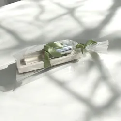 Idée cadeau maitresse, atsem ou invités parfum de vêtement avec son support en jesmonite