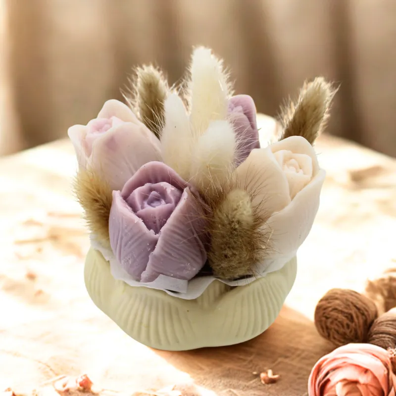 Mini bouquet de fondants tulipes parfumées avec contenant en jesmonite Mini bouquet de fondants tulipes parfumées avec contenant en jesmonite