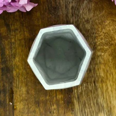 Vase en jesmonite hexagonal