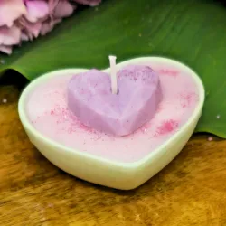 Bougie coeur parfum violette avec pot en jesmonite en forme de coeur