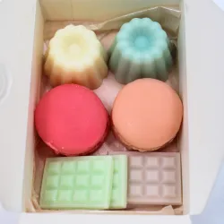 Coffret fondant 4 tablettes + 2 macarons + 2 cannelés parfumés, 6 parfums différents.