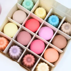 Coffret 16 fondants macarons et cannelés+ 1 brûle parfum flamant rose