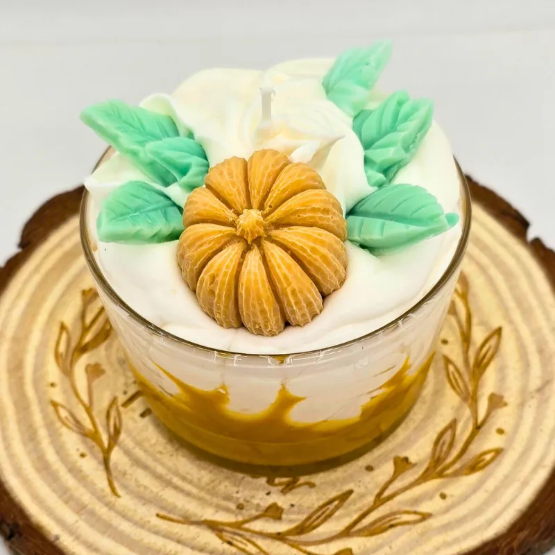 Bougie chantilly halloween avec citrouille à la cire végétale et parfum pomme cannelle